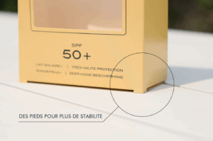 L’une des tendances d’emballage de 2025 : des pieds intégrés sous les boîtes pour plus de stabilité.